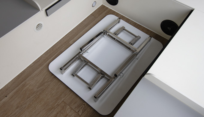 Collapse and stow table